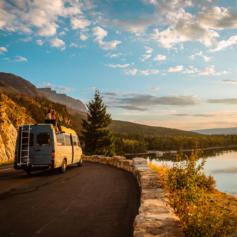 La voiture de camping fait une pause au soleil couchant