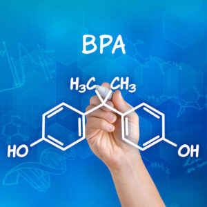 Main dessinant la formule chimique du BPA