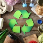 symbole de recyclage entre deux déchets